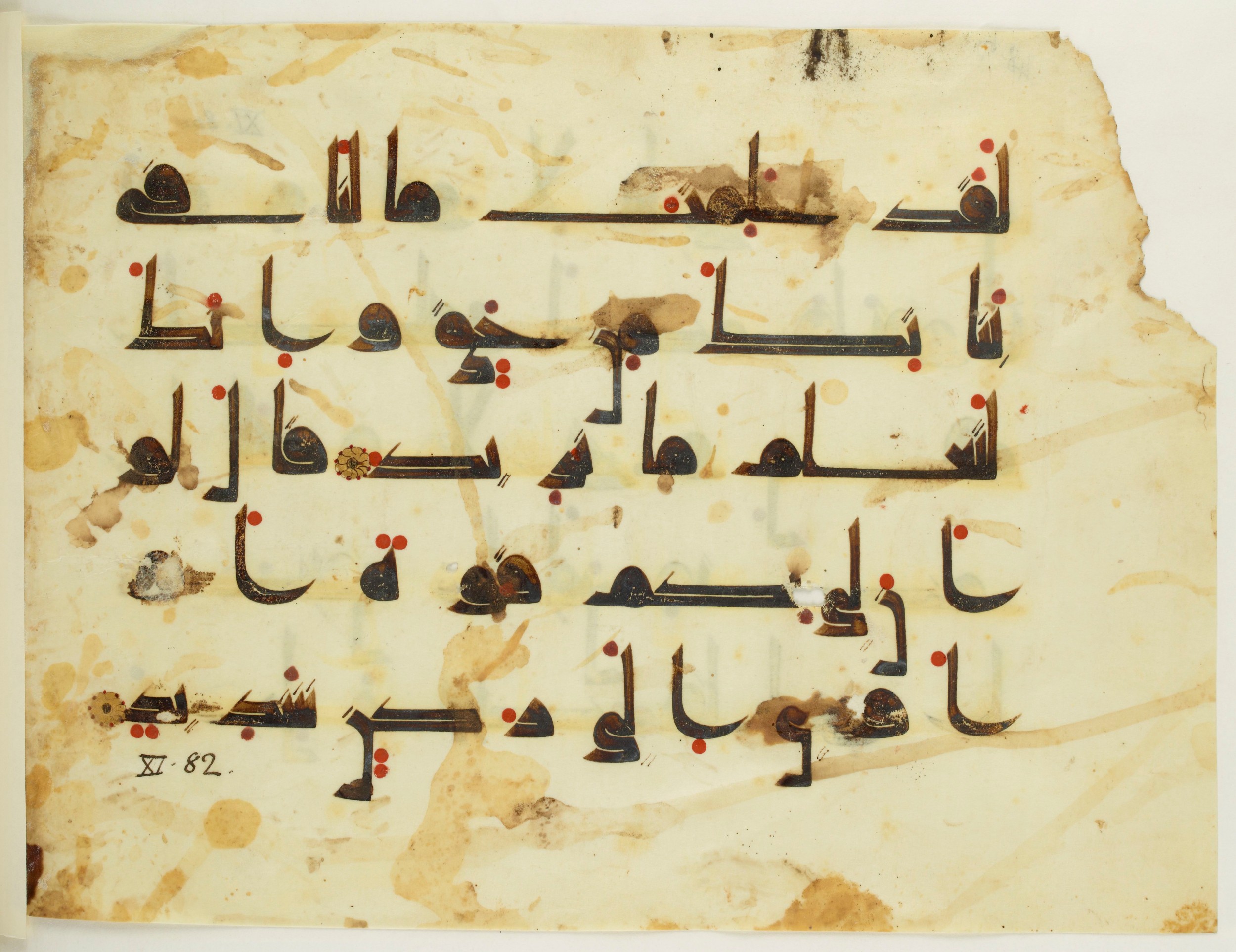Paris, Bibliothèque nationale de France, Arabe 350 (a), in Kūfī D.I script, showing Surah 11:80 from Mid 8th to Late 10th Century AD found in Fustat (Old Cairo), Egypt, currently housed at Bibliothèque nationale de France, Paris